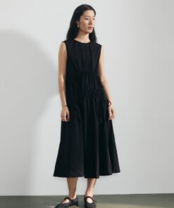 Dress has drawstring